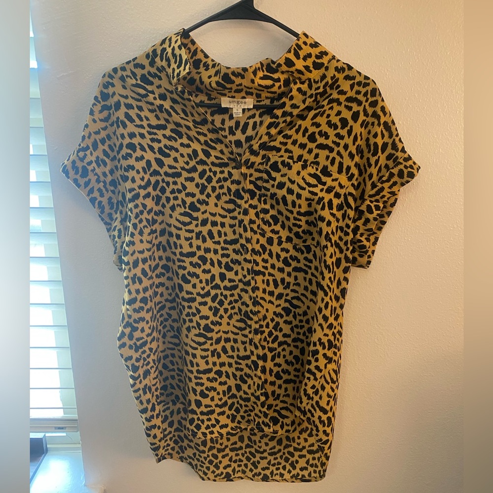 Leopard short sleeve dress shirt Women’s Small